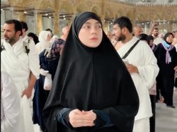Potret Celine Evangelista Umrah Bareng Anak, Cantik Natural Tanpa Makeup
