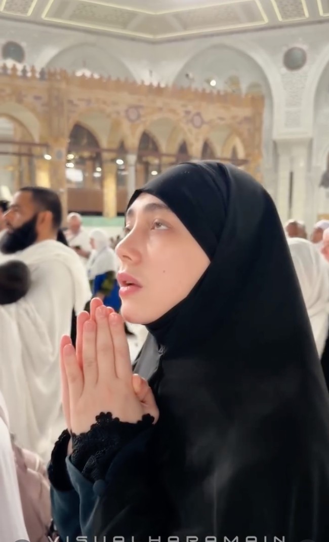 Tampil sederhana, Celine tampak mengenakan busana syari. Setiap kali kaki ini kembali mengelilingi rumah-Mu, aku sadar… aku datang bukan karena aku suci, tapi karena aku selalu butuh ampunan-Mu. Ya Allah, aku sering jatuh, sering lelah, tapi aku tidak ingin berhenti pulang. Jika Engkau izinkan aku kembali ke sini lagi, itu karena Engkau belum lelah memperbaiki hamba-Mu, tulis keterangan dalam unggahannya. Foto: Instagram/@celine_evangelista