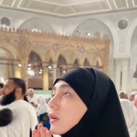 Tampil sederhana, Celine tampak mengenakan busana syari. Setiap kali kaki ini kembali mengelilingi rumah-Mu, aku sadar… aku datang bukan karena aku suci, tapi karena aku selalu butuh ampunan-Mu. Ya Allah, aku sering jatuh, sering lelah, tapi aku tidak ingin berhenti pulang. Jika Engkau izinkan aku kembali ke sini lagi, itu karena Engkau belum lelah memperbaiki hamba-Mu, tulis keterangan dalam unggahannya. Foto: Instagram/@celine_evangelista