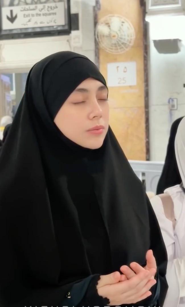 Celine tampil cantik tanpa pulasan makeup sedikitpun. Meski dengan wajah natural namun kulitnya tetap terlihat bersih dan glowing. Foto: Instagram/@celine_evangelista