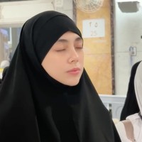 Celine tampil cantik tanpa pulasan makeup sedikitpun. Meski dengan wajah natural namun kulitnya tetap terlihat bersih dan glowing. Foto: Instagram/@celine_evangelista