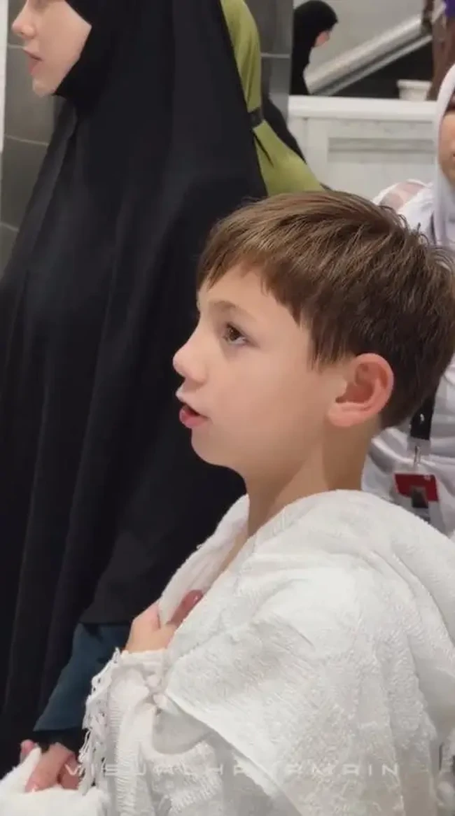 Tak sendirian, Celine tampak mengajak anak-anaknya. Di langkah tawaf kali ini, aku persembahkan anakku. Dan segala doa untuk orang-orang yang selalu baik padaku, membantuku, menemani ku dalam susah & senang.. kerabat & saudara ku ya Allah.. Mereka yang menjaga, dan hadir di saat aku lemah. Dan untuk siapa pun yang membaca & melihat video ini, semoga Allah mudahkan langkahmu memenuhi panggilan-Nya ke Baitullah, haji dan umroh di tahun 2026. Aamiinn. Izinkan cukupkan & mampukan kami untuk selalu pulang ya Allah, tambah keterangan unggahan. Foto: Instagram/@celine_evangelista