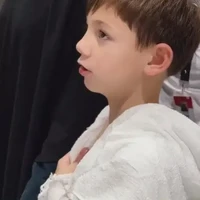 Tak sendirian, Celine tampak mengajak anak-anaknya. Di langkah tawaf kali ini, aku persembahkan anakku. Dan segala doa untuk orang-orang yang selalu baik padaku, membantuku, menemani ku dalam susah & senang.. kerabat & saudara ku ya Allah.. Mereka yang menjaga, dan hadir di saat aku lemah. Dan untuk siapa pun yang membaca & melihat video ini, semoga Allah mudahkan langkahmu memenuhi panggilan-Nya ke Baitullah, haji dan umroh di tahun 2026. Aamiinn. Izinkan cukupkan & mampukan kami untuk selalu pulang ya Allah, tambah keterangan unggahan. Foto: Instagram/@celine_evangelista