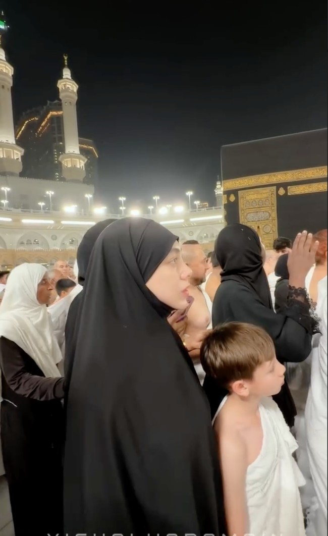 Celine bersama putranya tampak berjalan bersama mengitari kabah. Keduanya terlihat serius menjalani ibadah mereka di tanah suci. Foto: Instagram/@celine_evangelista