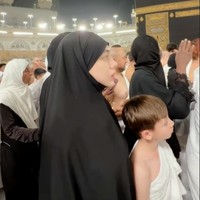 Celine bersama putranya tampak berjalan bersama mengitari kabah. Keduanya terlihat serius menjalani ibadah mereka di tanah suci. Foto: Instagram/@celine_evangelista
