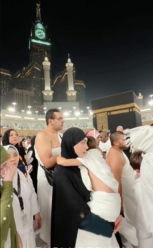 Celine juga sempat terlihat berjalan sambil menggendong putranya yang sudah semakin besar. Foto: Instagram/@celine_evangelista