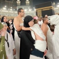 Celine juga sempat terlihat berjalan sambil menggendong putranya yang sudah semakin besar. Foto: Instagram/@celine_evangelista