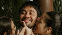 Smile, inilah potret kebersamaan mereka.  Foto: dok instagram Chicco Jerikho