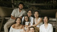 Gak cuma bertiga, ada juga keluarga besarnya dalam potret tersebut. Foto: dok instagram Chicco Jerikho