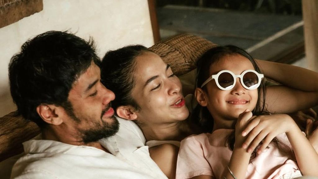 Foto Keluarga Chicco Jerikho di 2026: Live, Love, and Laugh!