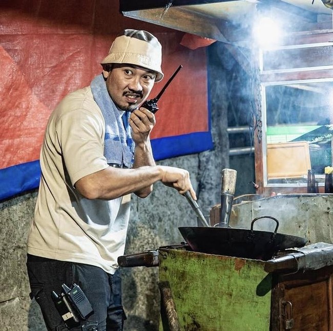Seru! Denny Sumargo Makan Nasi Bebek hingga Cosplay jadi Tukang Nasgor