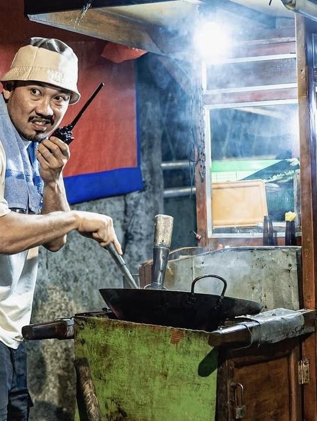 Seru! Denny Sumargo Makan Nasi Bebek hingga Cosplay jadi Tukang Nasgor