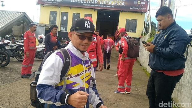 Dhani Rusman saat akan naik ke Gunung Slamet, Jumat (2/1/2026), demi mencari anaknya yang hilang saat mendaki.