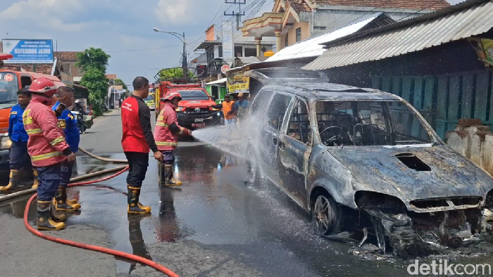 Minibus Terbakar di Tulungagung, Pengemudi dan Penumpang Selamat