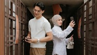 Meski banyak melalui ujian, Dinda Hauw mengaku dirinya dan Rey Mbayang berkomitmen untuk saling mengerti satu sama lain. Karena sudah mantepin nikah buat ibadah, ya untuk rasa pengenalannya wah begini masyaallah ya. Ujiannya berusaha menerima, memaafkan, katanya. (Foto: dok Instagram dindahw)
