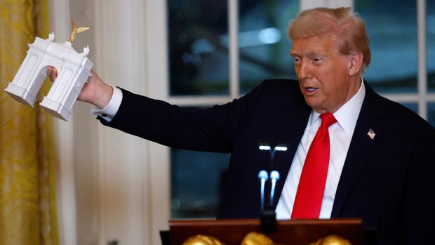 Gapura Kemenangan yang Ingin Dibangun Donald Trump Presiden Amerika Serikat Donald Trump menunjukkan maket gapura kemenangan atau Victory Arch yang bakal dibangun dalam 2 bulan ke depan.