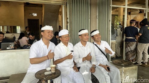 Gubernur Bali Wayan Koster traktir kopi anak muda saat perayaan Tumpek Krulut di Denpasar, Sabtu (3/1/2026). (Foto: Rizki Setyo/detikBali)