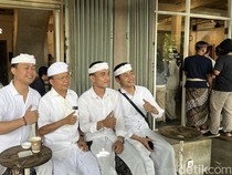 Kala Koster Traktir Kopi dan Babi Guling Warga Saat Perayaan Tumpek Krulut