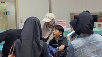 penerbangan pagi banget. semua masih pada ngantuk. tapi tetep Ayah nya selalu semangat. hahahaha akhirnya liburan keluarga jugaa.., tulis Irfan Hakim dalam Instagram miliknya dilihat detikcom, hari ini. Foto: dok instagram Irfan Hakim