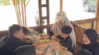 Sesampainya di Yogyakarta, mereka langsung ke tempat makan kesukaan nih. Foto: dok instagram Irfan Hakim