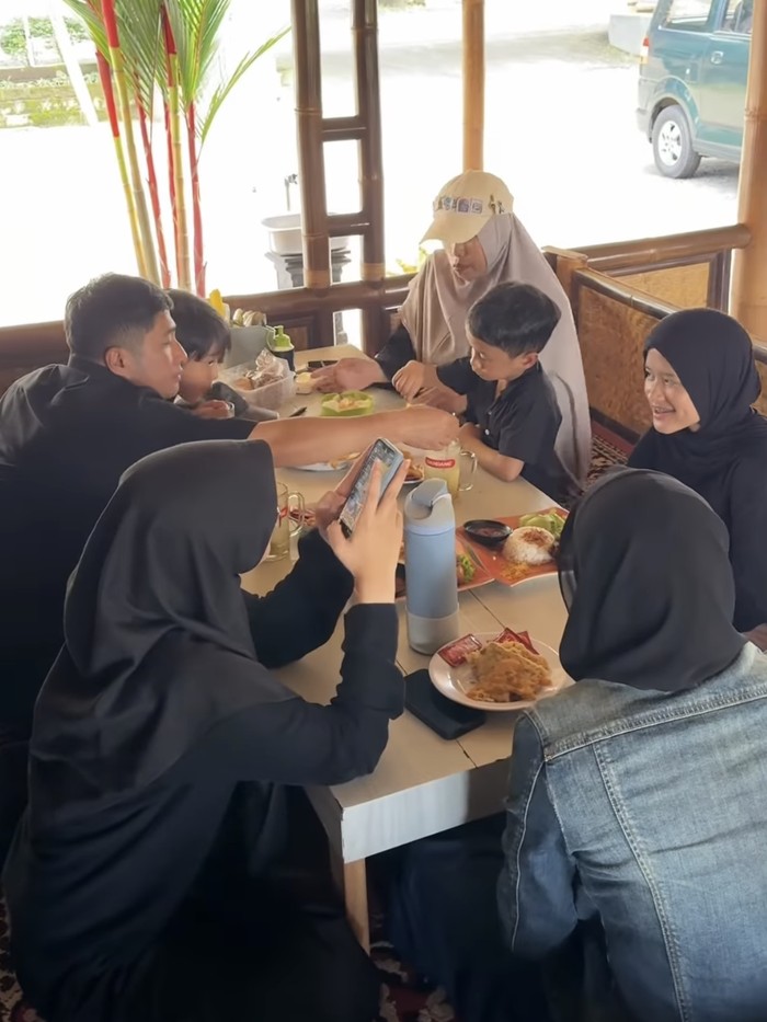 Yeay! Akhirnya Irfan Hakim Liburan Juga dengan Keluarga