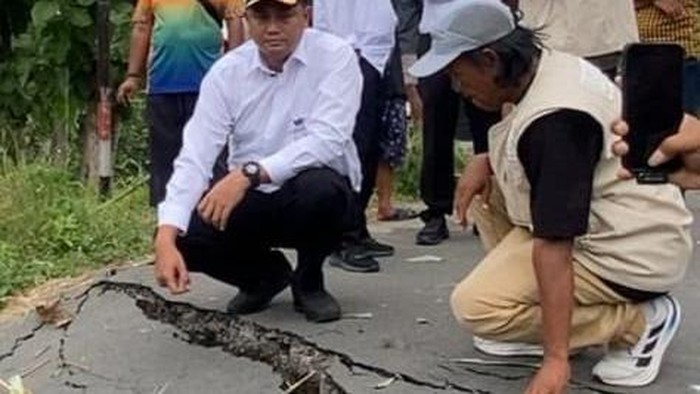 Bupati Klaten, Hamenang Wajar Ismoyo dan jajaran mengecek jembatan Gempol, Sabtu (3/1/2026).