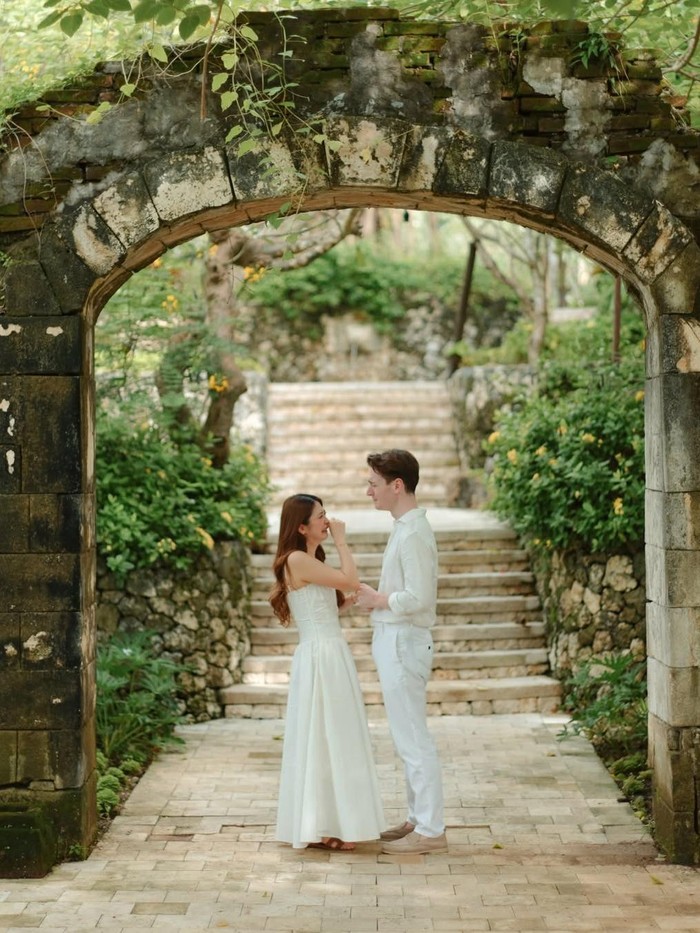 Jennifer Christie dilamar Alastair.