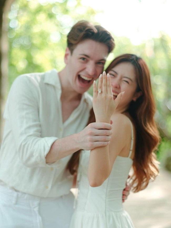 Jennifer Christie Dilamar Mas Bule: Yes, Yes, Yes!