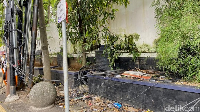 Kabel di Trotoar Cijagra Bandung Jadi Jebakan Pejalan Kaki