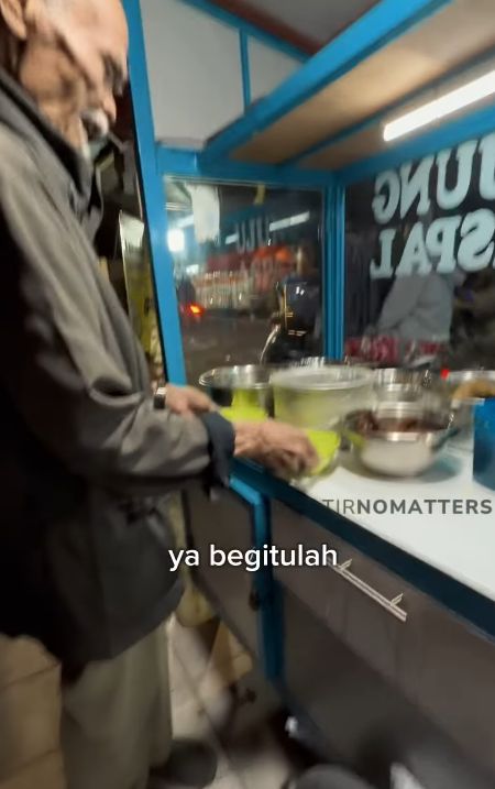 Kakek Ini Masih Aktif Jualan Nasi Bebek di Usia 102 Tahun Kakek Ini Masih Aktif Jualan Nasi Bebek di Usia 102 Tahun