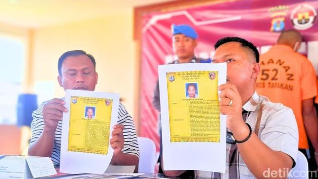 Kasat Reskrim Polres Tarakan, AKP Ridho Pandu Abdillah (Kanan) saat menunjukkan foto DPO Ikhsan Nur Fauzan atau inisial IK. (Oktavian Balang/detikKalimantan) Kasat Reskrim Polres Tarakan, AKP Ridho Pandu Abdillah (Kanan) saat menunjukkan foto DPO Ikhsan Nur Fauzan atau inisial IK. (Oktavian Balang/detikKalimantan)