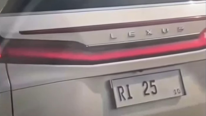 Viral Lexus Berpelat RI 25 Potong Antrean di Gerbang Tol