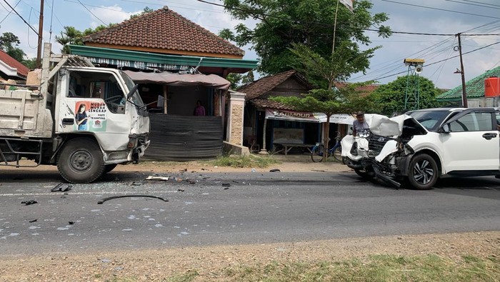 1 orang tewas dan 1 orang terluka setelah minibus menabrak truk
