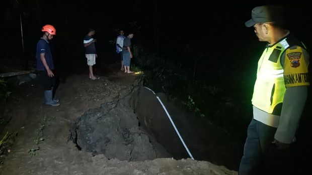 Mobil Avanza terseret jalan longsor di Desa Cikakak, Kecamatan Wangon, Kabupaten Banyumas, Jumat (2/1/2026) malam. Mobil Avanza terseret jalan longsor di Desa Cikakak, Kecamatan Wangon, Kabupaten Banyumas, Jumat (2/1/2026) malam.