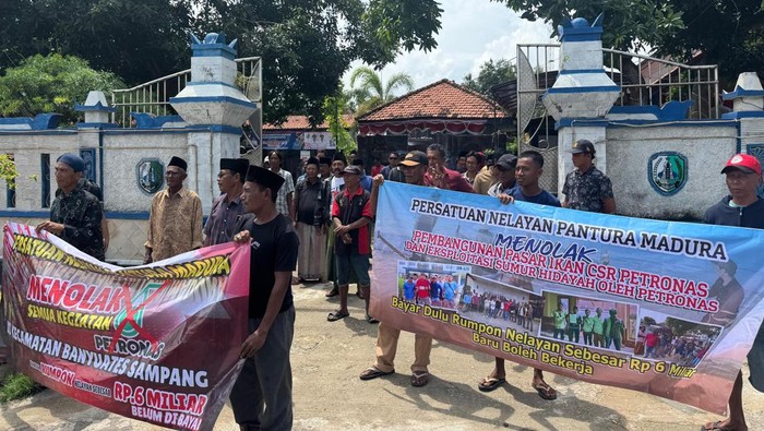 Puluhan Nelayan di Sampang Demo Tolak Pembangunan Pasar Ikan