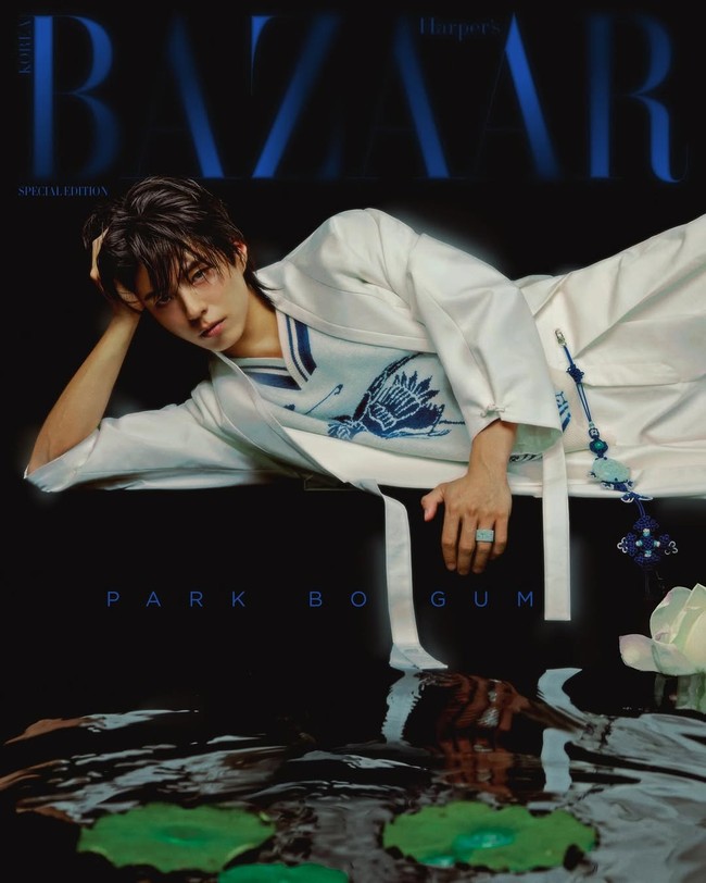Pemotretan ini merupakan bagian dari campaign Hanbok Wave 2025 yang diusung Kementerian Kebudayaan, Olahraga, dan Pariwisata dan Yayasan Kerajinan dan Desain Korea. Park Bo Gum meneruskan tongkat estafet sebagai model pria pertamanya setelah Kim Yuna, Suzy, dan Kim Tae Ri. Foto: dok. Instagram @bogummy