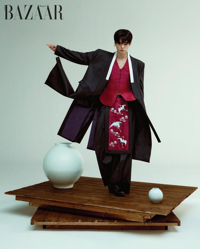 “22 juta views? Itu luar biasa!” “Aku rasa aku sudah melihat foto ini 100 kali, Yang Mulia,” komentar sejumlah netizen, mengakui pesona Park Bo Gum saat memeragakan hanbok indah rancangan empat desainer ternama Korea Selatan yang terpilih lewat kontes nasional. Foto: dok. Instagram @bogummy
