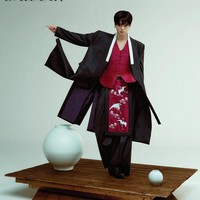 “22 juta views? Itu luar biasa!” “Aku rasa aku sudah melihat foto ini 100 kali, Yang Mulia,” komentar sejumlah netizen, mengakui pesona Park Bo Gum saat memeragakan hanbok indah rancangan empat desainer ternama Korea Selatan yang terpilih lewat kontes nasional. Foto: dok. Instagram @bogummy