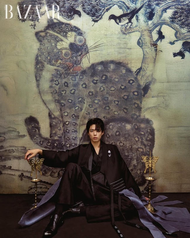 Penampilan Park Bo Gum memakai hanbok (baju tradisional Korea) sukses mencuri perhatian, hingga menjadi konten dengan views terbanyak di Harper’s Bazaar Korea sepanjang 2025. Foto: dok. Instagram @bogummy