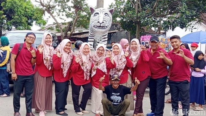 Berkah Patung Macan Putih Mirip Kuda Nil bagi Warga Balongjeruk Kediri