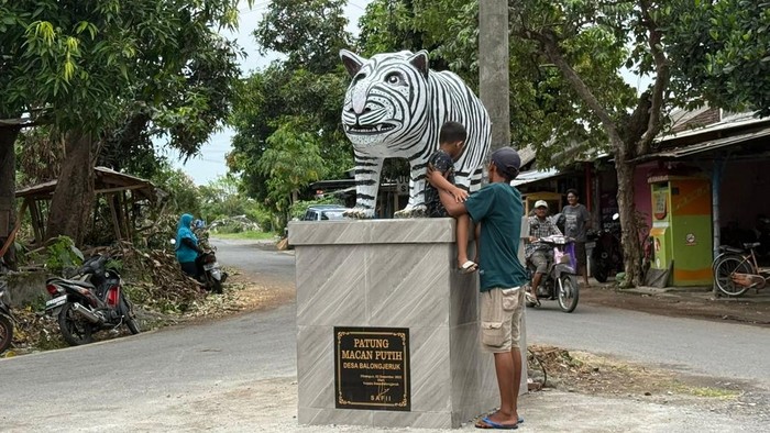 Viral dengan Ejekan, Macan Kuda Nil Putih Kediri Kini Jadi Berkah
