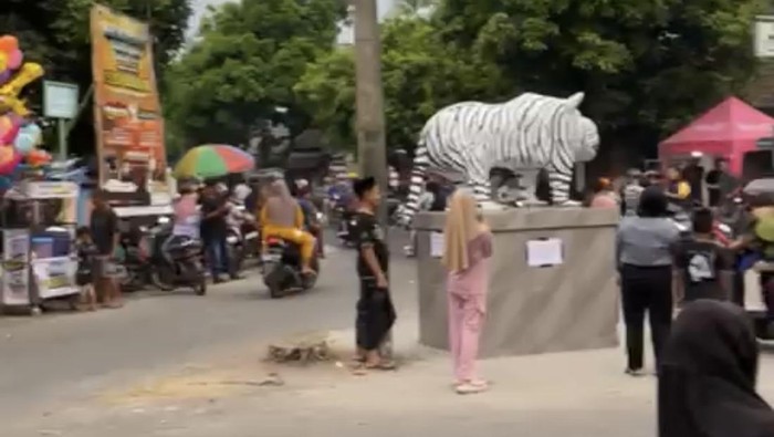 Patung Macan Putih Mirip Kuda Nil di Balongjeruk Kediri Putar Roda UMKM