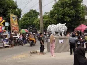 Patung Macan Putih Mirip Kuda Nil di Balongjeruk Kediri Putar Roda UMKM
