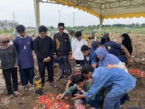 Isak Tangis Iringi Pemakaman 3 Orang Sekeluarga Tewas di Jakut