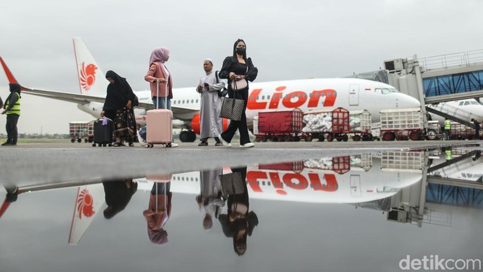 Sejumlah penumpang beraktivitas usai turun dari pesawat Lion Air di Bandara Soekarno Hatta, Tangerang, Sabtu (3/1/2026). Wakil Direktur Utama PT Angkasa Pura Indonesia menyebut data periode 15 Desember 2025 hingga 1 Januari 2026, jumlah penumpang turun sekitar 1,6 persen dibandingkan periode yang sama tahun sebelumnya.