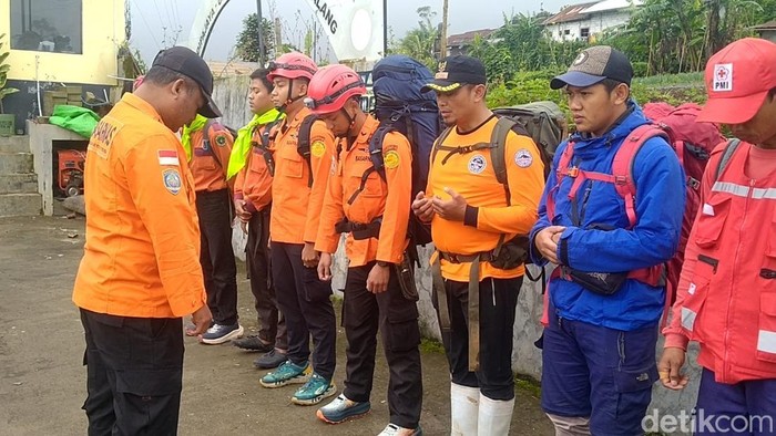 Persiapan Tim SAR gabungan, Sabtu (3/1/2026), sebelum melanjutkan pencarian Syafiq Ali (18), pendaki yang hilang di Gunung Slamet.