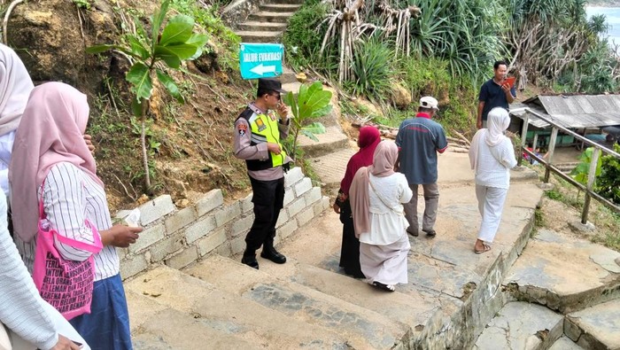 Personel Polsek Paranggupito Wonogiri saat melakukan pengamanan di sejumlah pantai di wilayahnya.