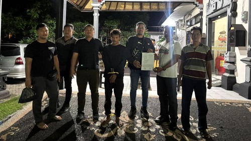 Petugas Polsek Pelabuhan Gilimanuk mengamankan pelaku curanmor yang nekat kabur di Pelabuhan Gilimanuk, Jumat (2/1/2026). (Foto: Polres Jembrana)