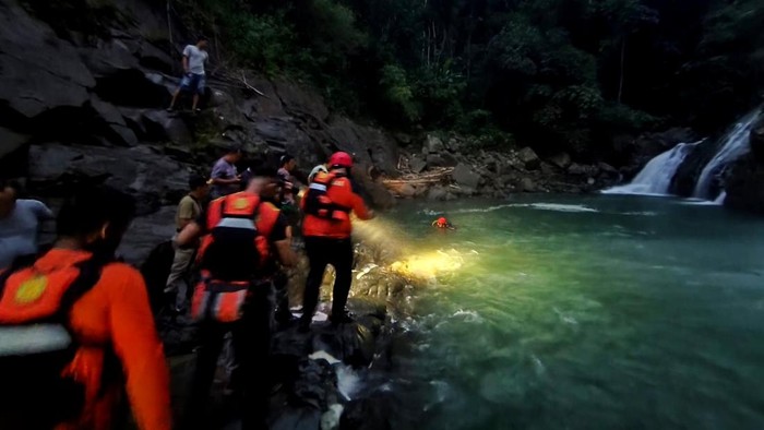 Petugas SAR evakuasi pemuda tewas tenggelam di Curug Mangir, Trenggalek