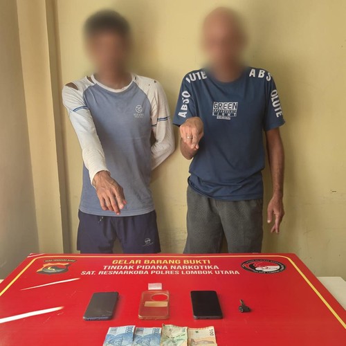 Polres Lombok Utara menangkap WN Prancis berinisial LR dan seorang nelayan berinisial MUB terkait kasus peredaran sabu-sabu, Kamis (1/1/2026). (Foto: Dok. Polres Lombok Utara)